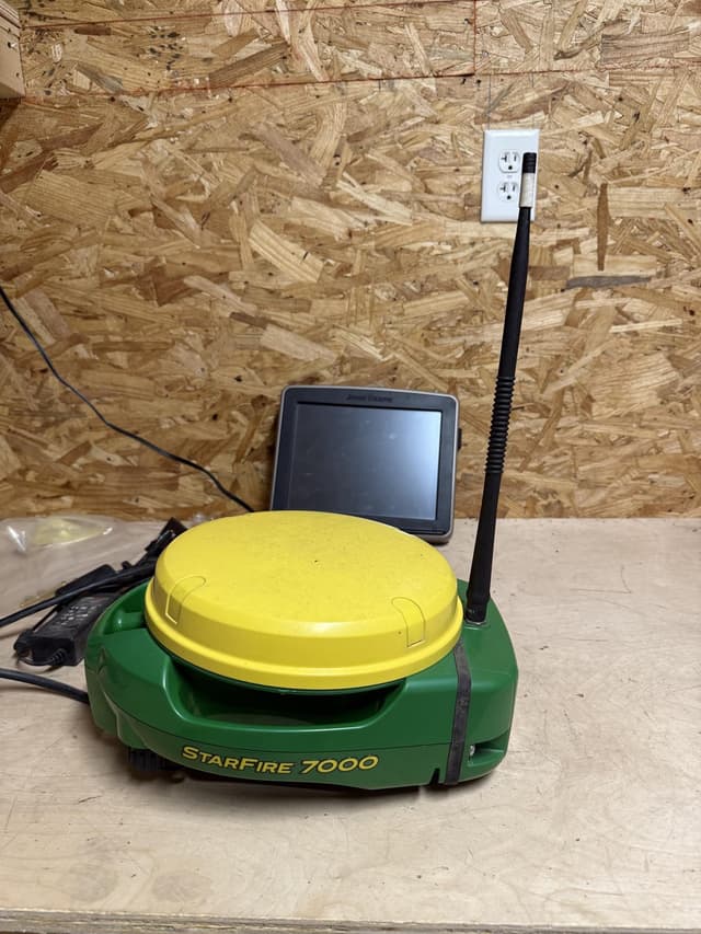 Image of John Deere StarFire 7000 equipment image 1