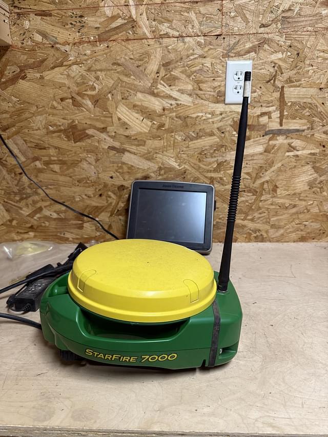 Image of John Deere StarFire 7000 equipment image 1