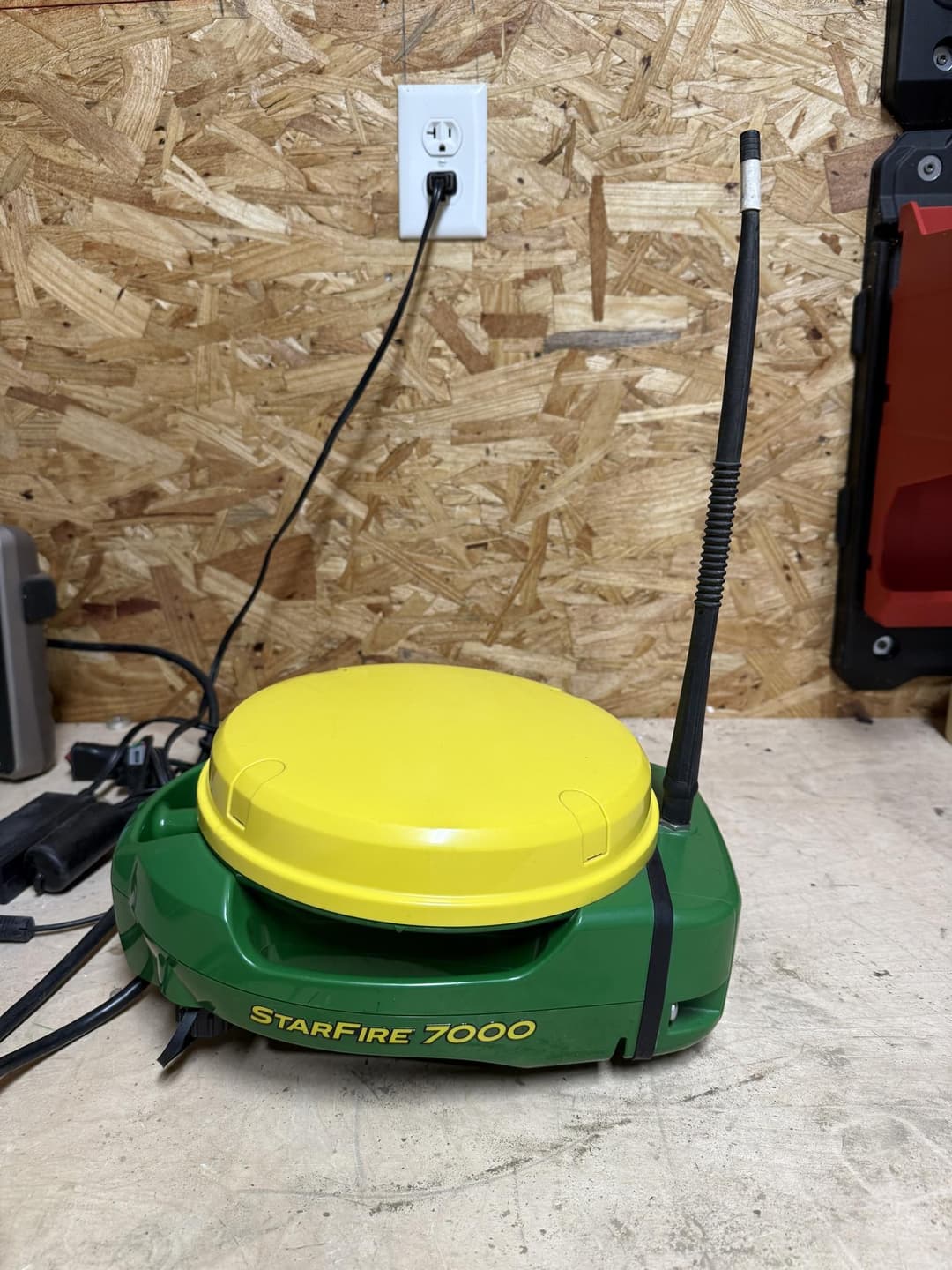 Image of John Deere StarFire 7000 Primary image