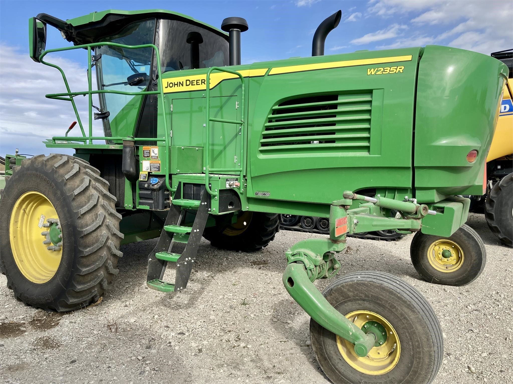 2023 John Deere W235R Equipment Image0