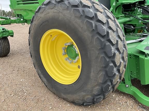 Image of John Deere W235R equipment image 3