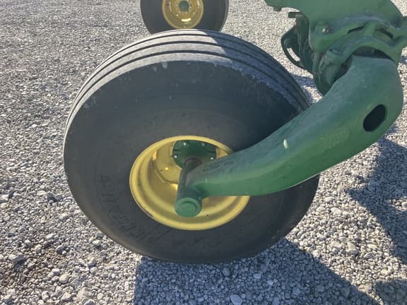 Image of John Deere W235M equipment image 3