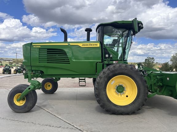 Image of John Deere W235R equipment image 3
