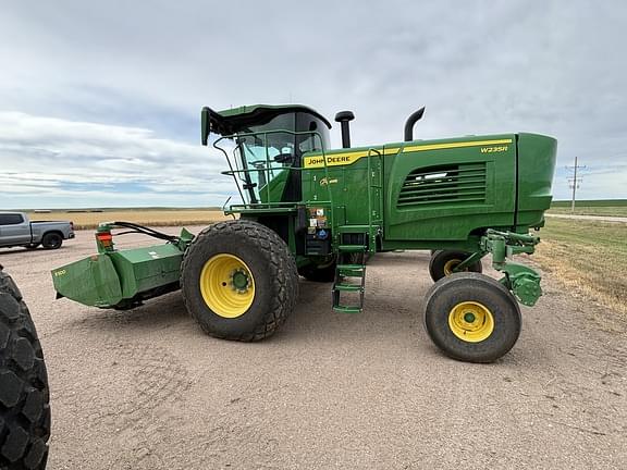 Image of John Deere W235R equipment image 4