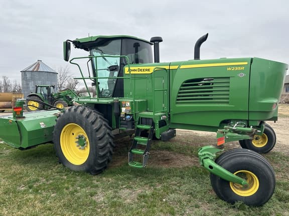Image of John Deere W235R equipment image 3