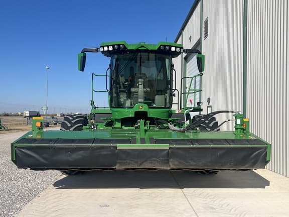 Image of John Deere W235R equipment image 3