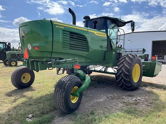 Image of John Deere W235R equipment image 4