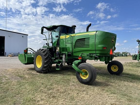 Image of John Deere W235R equipment image 2
