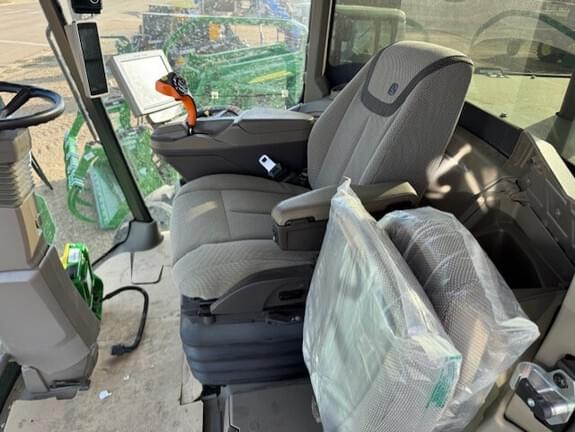 Image of John Deere W235R equipment image 4