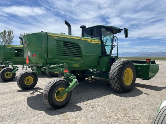 Image of John Deere W235R equipment image 3