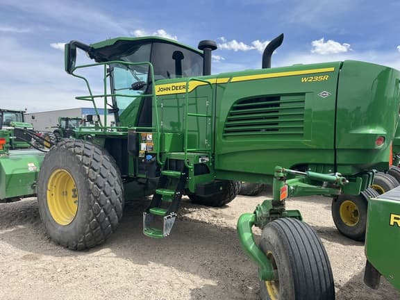 Image of John Deere W235R equipment image 4