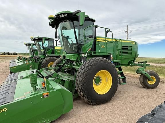 Image of John Deere W235R equipment image 3