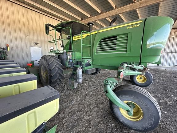 Image of John Deere W235R equipment image 3