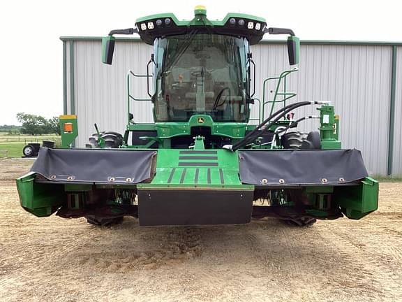 Image of John Deere W235R equipment image 3