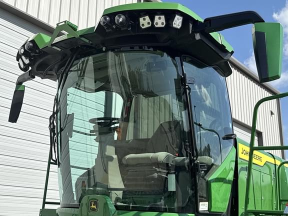 Image of John Deere W235R equipment image 4