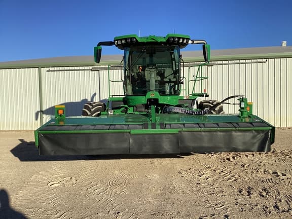 Image of John Deere W235R equipment image 3