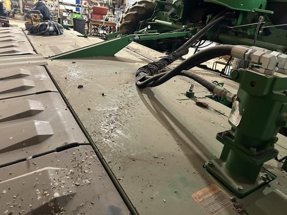 Image of John Deere W235R equipment image 3