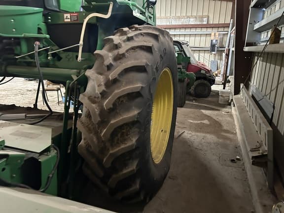 Image of John Deere W235R equipment image 4