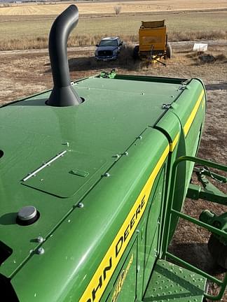 Image of John Deere W235R equipment image 3