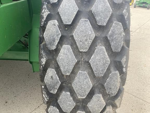 Image of John Deere W235R equipment image 4
