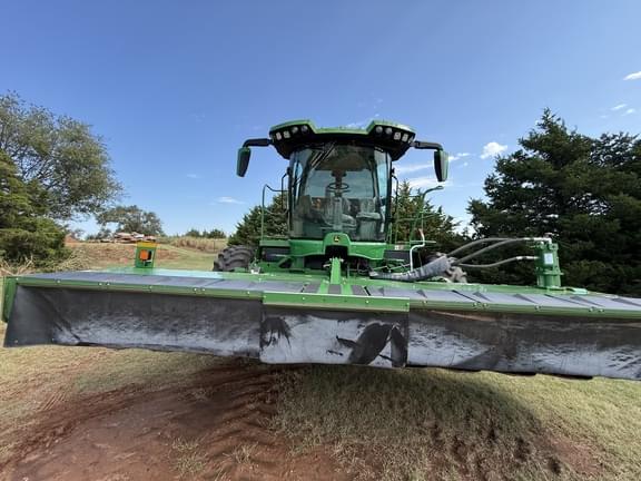 Image of John Deere W235R equipment image 3