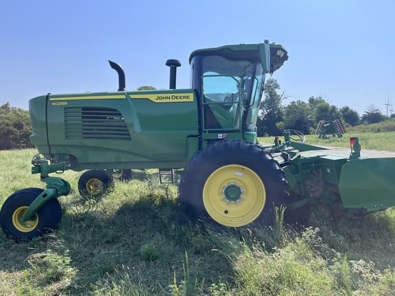 Image of John Deere W235R equipment image 4