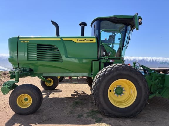 Image of John Deere W235R equipment image 4