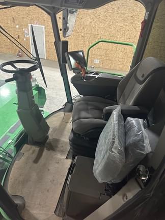 Image of John Deere W235R equipment image 4