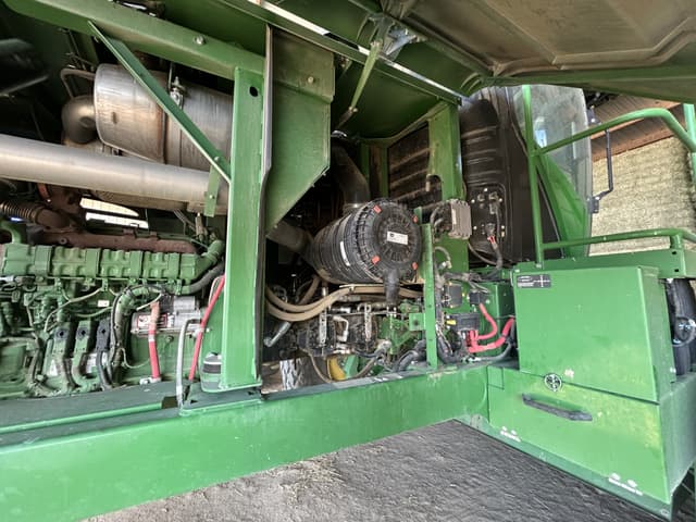 Image of John Deere W235R equipment image 3