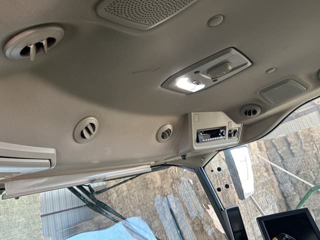 Image of John Deere W235R equipment image 4