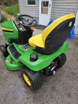 Image of John Deere X370 equipment image 2