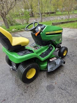 Image of John Deere X370 equipment image 1