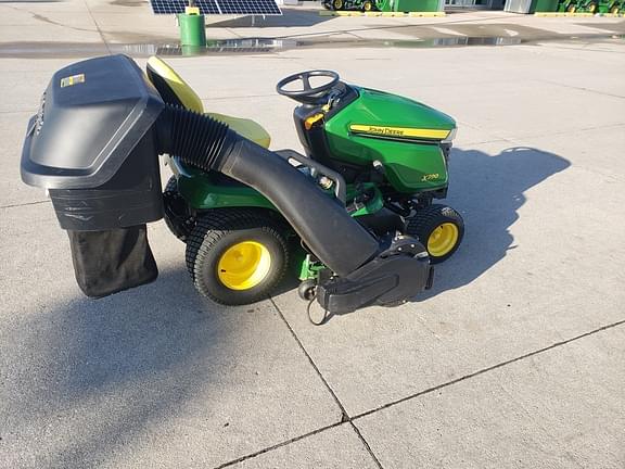 Image of John Deere X390 equipment image 3