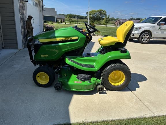 Image of John Deere X390 equipment image 4