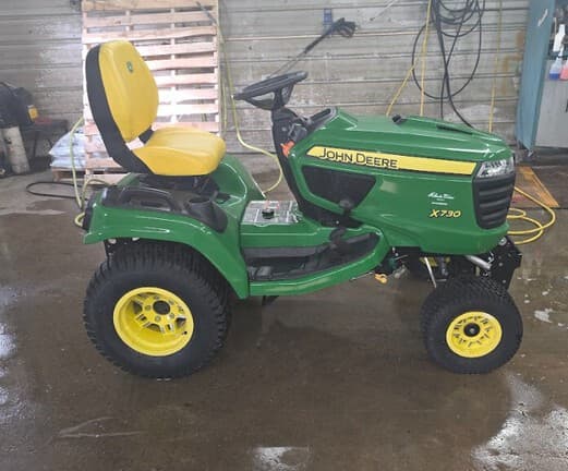 Image of John Deere X730 equipment image 3