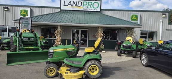 2023 John Deere X738 Equipment Image0