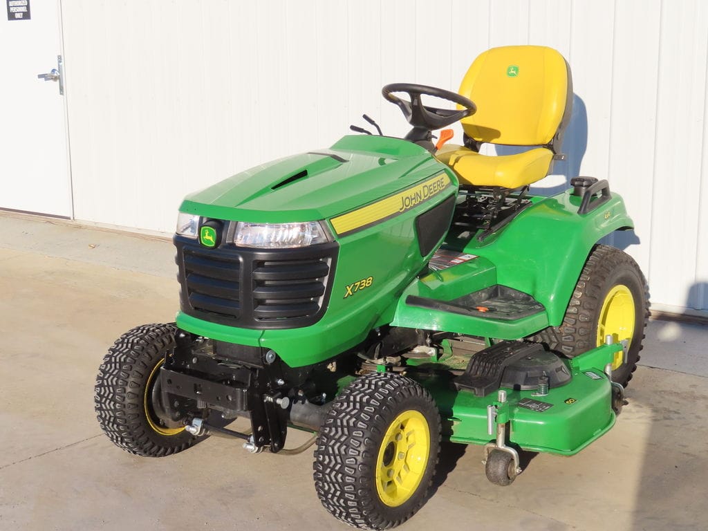 2023 John Deere X738 Equipment Image0