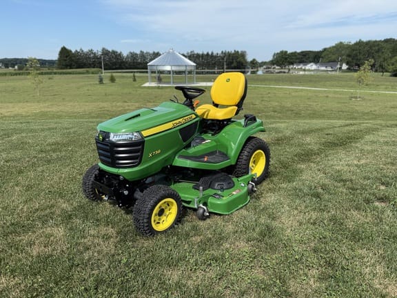 2023 John Deere X738 Equipment Image0