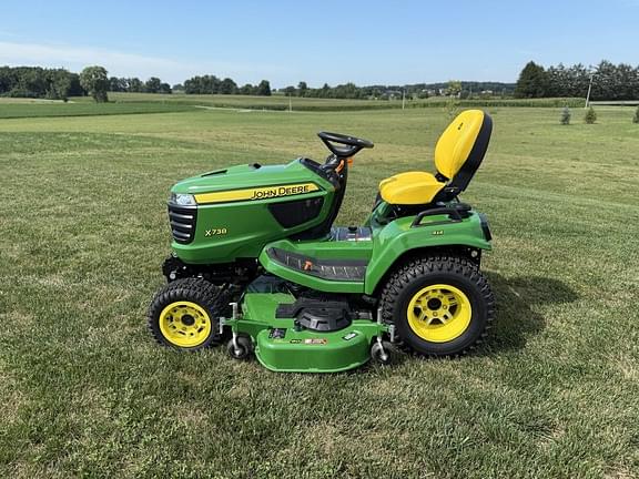 Image of John Deere X738 equipment image 3