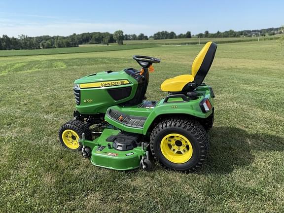 Image of John Deere X738 equipment image 4