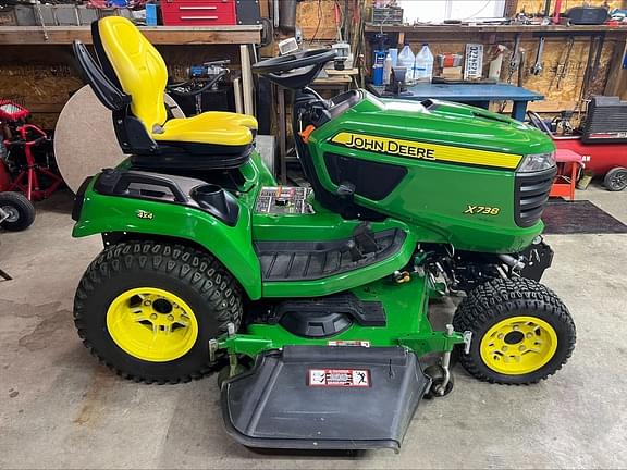 Image of John Deere X738 equipment image 4