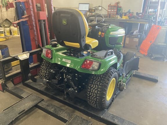 Image of John Deere X738 equipment image 3