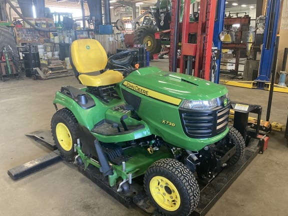 2023 John Deere X738 Equipment Image0
