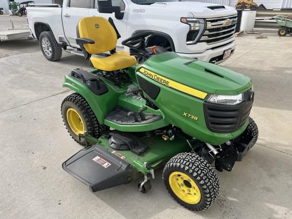 Image of John Deere X738 equipment image 3