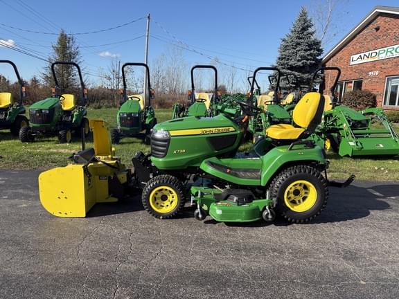 Image of John Deere X738 equipment image 1