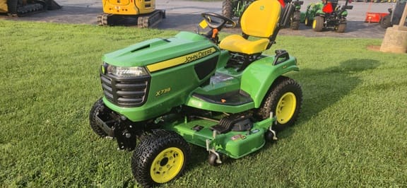 2023 John Deere X738 Equipment Image0