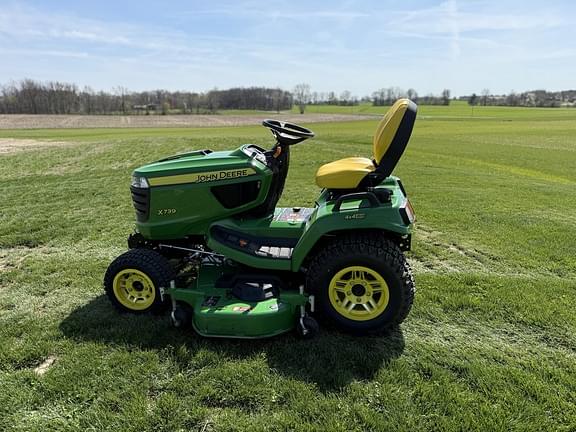 Image of John Deere X739 equipment image 3