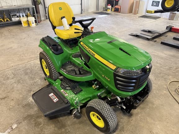 Image of John Deere X754 equipment image 4
