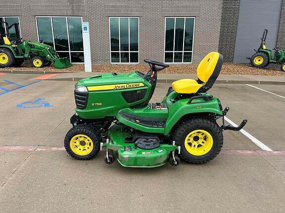 Image of John Deere X758 equipment image 4