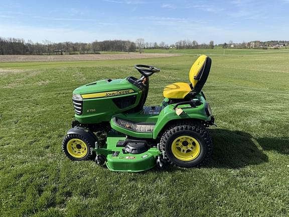 Image of John Deere X758 equipment image 3